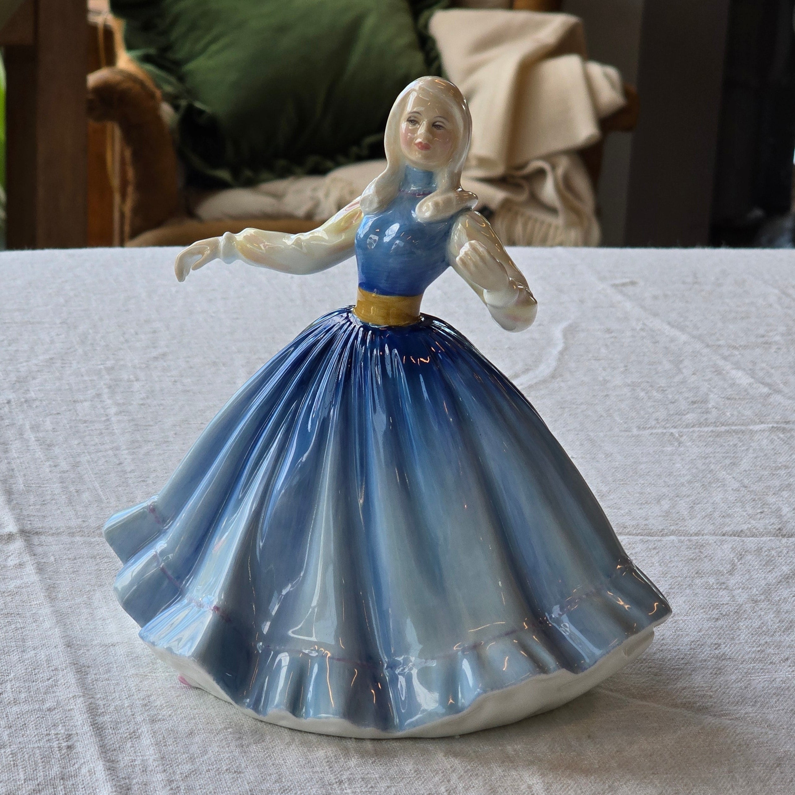 Vintage Royal Doulton Figurine - Jennifer HN 2392