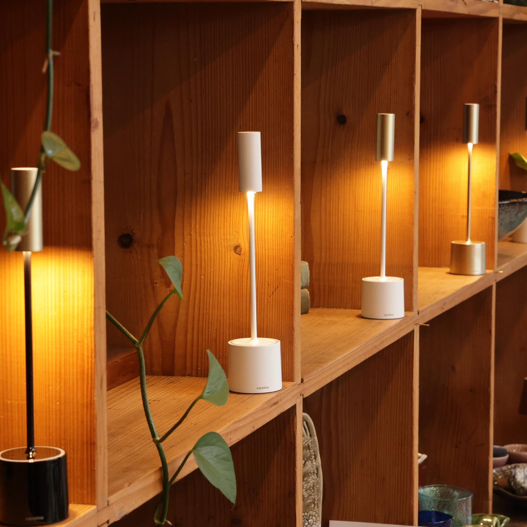 CAROLINA Portable Lamp - Glossy White & Brushed Brass